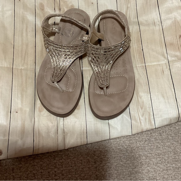 Elegant Women's Sandals in Gold by Aerosoles Size 8.5 - Picture 4 of 7